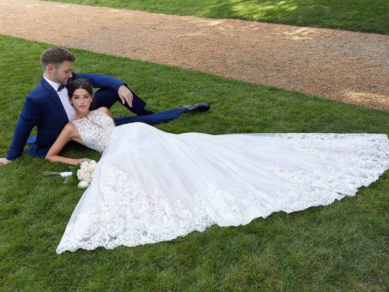 Popular dress colours in wedding fashion